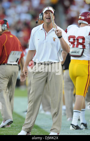 9. Oktober 2010 - Stanford, Kalifornien, Vereinigte Staaten von Amerika - USC Cheftrainer Lane Kiffin ruft ein Spiel während der NCAA Spiel zwischen der Stanford Cardinal und die USC Trojans Stanford Stadium.  Die Teams sind um 14 Uhr zur Halbzeit gebunden. (Kredit-Bild: © Matt Cohen/Southcreek Global/ZUMApress.com) Stockfoto