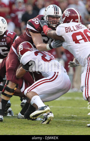 9. Oktober 2010 setzt - Columbia, South Carolina, Vereinigte Staaten von Amerika - South Carolina Gamecocks beleidigender Gerät Hutch Eckerson (66) auf den Block gegen Alabama Crimson Tide defensive Lineman Undra Billingsley (86). South Carolina schlägt #1 Alabama 38-21-Finale. (Kredit-Bild: © Jim Dedmon/Southcreek Global/ZUMApress.com) Stockfoto