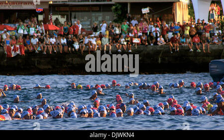 9. Oktober 2010 bob - Kailua-Kona, Hawaii, USA - Konkurrenten im Wasser, wie sie warten auf den Start schwimmen Teil der Ford Ironman Weltmeisterschaft 2010 von Kailua-Kona. (Kredit-Bild: © l.e. Baskow/ZUMApress.com) Stockfoto