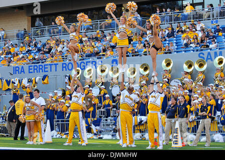 9. Oktober 2010 durchführen - Morgantown, West Virginia, Vereinigte Staaten von Amerika - Westvirginia Cheerleader in der zweiten Hälfte des Spiels gegen UNLV.  West Virginia Niederlagen UNLV mit einem Score von 49-10. (Kredit-Bild: © Brian befreit/Southcreek Global/ZUMApress.com) Stockfoto