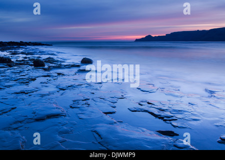 Tagesanbruch mit Blick auf Kettleness von Runswick Bay in North York Moors National Park Stockfoto