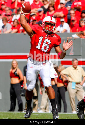 9. Oktober 2010 - Raleigh, Carter-Finley Stadium, wirft Vereinigte Staaten von Amerika - NC State Quarterback Russell Wilson (#16) für 328 Yards als North Carolina State besiegt Boston College 44 bis 17. (Kredit-Bild: © Jack Tarr/Southcreek Global/ZUMApress.com) Stockfoto