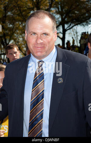 9. Oktober 2010 Kopf - Ann Arbor, Michigan, Vereinigte Staaten von Amerika - Michigan Wolverines Trainer Rich Rodriguez vor dem Spiel gegen die Michigan Wolverines Michigan Stadium. (Kredit-Bild: © Rey Del Rio/Southcreek Global/ZUMApress.com) Stockfoto