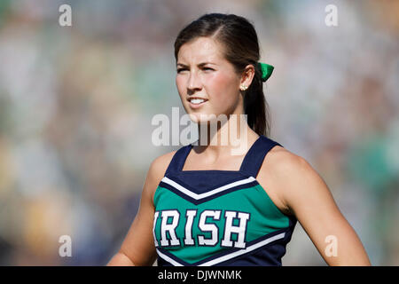 9. Oktober 2010 führt - South Bend, Indiana, Vereinigte Staaten von Amerika - Notre Dame Cheerleader während der NCAA Football-Spiel zwischen Pittsburgh und Notre Dame.  Die Notre Dame Fighting Irish besiegte den Pittsburgh Panthers 23-17-Spiel im Stadion von Notre Dame in South Bend, Indiana. (Kredit-Bild: © John Mersits/Southcreek Global/ZUMApress.com) Stockfoto
