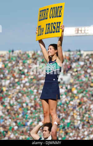 9. Oktober 2010 führt - South Bend, Indiana, Vereinigte Staaten von Amerika - Notre Dame Cheerleader während der NCAA Football-Spiel zwischen Pittsburgh und Notre Dame.  Die Notre Dame Fighting Irish besiegte den Pittsburgh Panthers 23-17-Spiel im Stadion von Notre Dame in South Bend, Indiana. (Kredit-Bild: © John Mersits/Southcreek Global/ZUMApress.com) Stockfoto