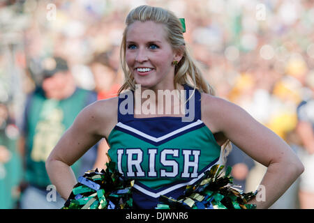 9. Oktober 2010 führt - South Bend, Indiana, Vereinigte Staaten von Amerika - Notre Dame Cheerleader während der NCAA Football-Spiel zwischen Pittsburgh und Notre Dame.  Die Notre Dame Fighting Irish besiegte den Pittsburgh Panthers 23-17-Spiel im Stadion von Notre Dame in South Bend, Indiana. (Kredit-Bild: © John Mersits/Southcreek Global/ZUMApress.com) Stockfoto