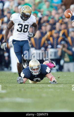 9. Oktober 2010 - South Bend, Indiana, Vereinigte Staaten von Amerika - Notre-Dame-Tight-End Kyle Rudolph (#9) versucht Tauchen Fang über Pittsburgh Linebacker Greg Williams (#38) während der NCAA Football Spiel zwischen Pittsburgh und Notre Dame zu machen.  Die Notre Dame Fighting Irish besiegte den Pittsburgh Panthers 23-17-Spiel im Stadion von Notre Dame in South Bend, Indiana. (Kredit-Bild: © Joh Stockfoto