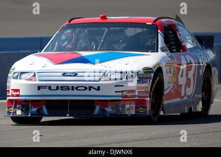 9. Oktober 2010 - Fontana, Kalifornien, Vereinigte Staaten von Amerika - Sprint-Cup-Serie Treiber AJ Allmendinger im Valvoline #43 Auto zieht auf die Spur zu ein paar Runden laufen, während die Pepsi Max 400-Praxis auf der Auto Club Speedway. (Kredit-Bild: © Brandon Parry/Southcreek Global/ZUMApress.com) Stockfoto