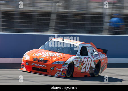 9. Oktober 2010 - Fontana, Kalifornien, Vereinigte Staaten von Amerika - Sprint-Cup-Serie Treiber Joey Logano in The Home Depot #20 Auto läuft ein paar Trainingsrunden während der Pepsi Max 400-Praxis auf der Auto Club Speedway. (Kredit-Bild: © Brandon Parry/Southcreek Global/ZUMApress.com) Stockfoto