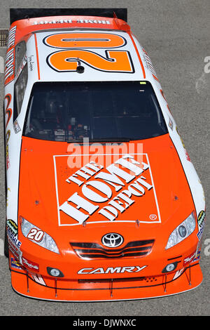 9. Oktober 2010 - Fontana, Kalifornien, Vereinigte Staaten von Amerika - Sprint-Cup-Serie Treiber Joey Logano in The Home Depot #20 Auto aus der Garage zieht und geht für ein paar Trainingsrunden während der Pepsi Max 400-Praxis auf der Auto Club Speedway. (Kredit-Bild: © Brandon Parry/Southcreek Global/ZUMApress.com) Stockfoto