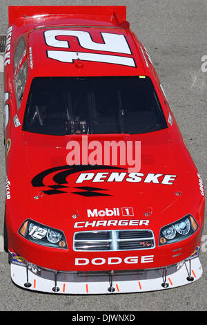 9. Oktober 2010 - Fontana, Kalifornien, Vereinigte Staaten von Amerika - Sprint-Cup-Serie Treiber Brad Keselowski im Penske Racing #12 Auto aus der Garage zieht und geht für ein paar Trainingsrunden während der Pepsi Max 400-Praxis auf der Auto Club Speedway. (Kredit-Bild: © Brandon Parry/Southcreek Global/ZUMApress.com) Stockfoto
