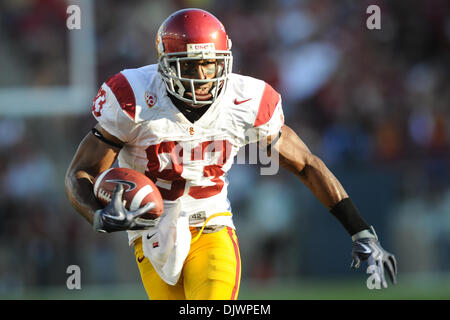 9. Oktober 2010 bricht - Stanford, Kalifornien, Vereinigte Staaten von Amerika - USC Trojans Wide Receiver Ronald Johnson (83) ins Freiland während der NCAA Spiel zwischen der Stanford Cardinal und die USC Trojans Stanford Stadium.  Die Teams sind um 14 Uhr zur Halbzeit gebunden. (Kredit-Bild: © Matt Cohen/Southcreek Global/ZUMApress.com) Stockfoto