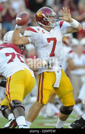 9. Oktober 2010 - Stanford, Kalifornien, Vereinigte Staaten von Amerika - USC Trojans Quarterback Matt Barkley (7) zurück fällt, um während des NCAA-Spiels zwischen dem Stanford Cardinal und die USC Trojans Stanford Stadium zu übergeben.  Die Teams sind um 14 Uhr zur Halbzeit gebunden. (Kredit-Bild: © Matt Cohen/Southcreek Global/ZUMApress.com) Stockfoto