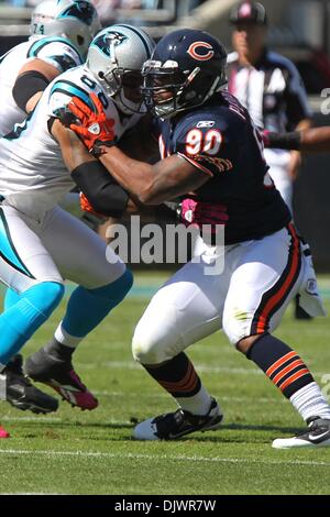 10. Oktober 2010; Chicago Bears defensives Ende Julius Peppers (90) Schlachten mit ehemaligen Teamate Carolina Panthers-Tight-End Dante Rosario (88) bei Bank of America Stadium in Charlotte, North Carolina. Chicago führt zur Halbzeit 17-3 über die Panthers... Jim Dedmon/CSM(Credit Image: © Jim Dedmon/Cal Sport Media/ZUMApress.com) Stockfoto