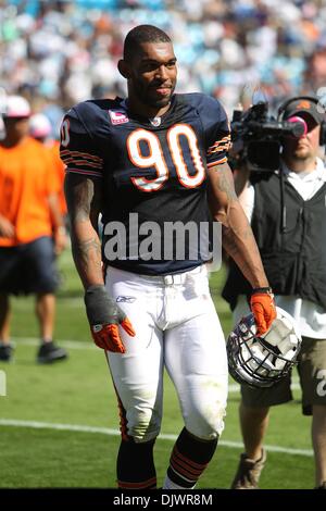 10. Oktober 2010; Chicago Bears defensive end Julius Peppers (90) bei Bank of America Stadium in Charlotte, North Carolina. Chicago schlägt die Panthers 23-6..Jim Dedmon/CSM(Credit Image: © Jim Dedmon/Cal Sport Media/ZUMApress.com) Stockfoto