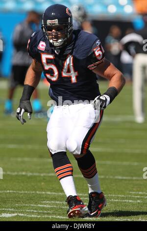 10. Oktober 2010; Chicago Bears Linebacker Brian Urlacher (54) bei Bank of America Stadium in Charlotte, North Carolina. Chicago schlägt die Panthers 23-6..Jim Dedmon/CSM(Credit Image: © Jim Dedmon/Cal Sport Media/ZUMApress.com) Stockfoto