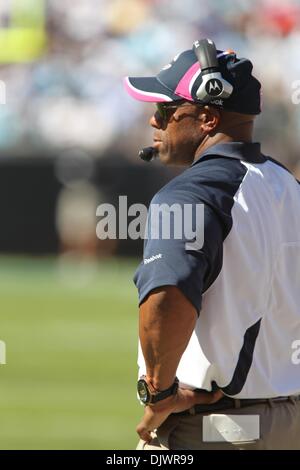 10. Oktober 2010; Chicago Bears head Coach Lovie Smith bei Bank of America Stadium in Charlotte, North Carolina. Chicago führt zur Halbzeit 17-3 über die Panthers... Jim Dedmon/CSM(Credit Image: © Jim Dedmon/Cal Sport Media/ZUMApress.com) Stockfoto