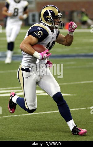 10. Oktober 2010 - Detroit, Michigan, Vereinigte Staaten von Amerika - 10 October2010: St. Louis Rams Wide Receiver Danny Amendola (#16) bekommt einige weitere Werften nach einem anderen Fang. Die Detroit Lions schlagen die St. Louis Rams 44-6 im Ford Field. (Kredit-Bild: © Alan Ashley/Southcreek Global/ZUMApress.com) Stockfoto