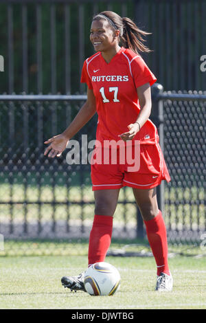 10. Oktober 2010 - South Bend, Indiana, Vereinigte Staaten von Amerika - Rutgers vorwärts April Price (#17) während der NCAA Frauen Fußballspiel zwischen Rutgers und Notre Dame.  Die Notre Dame Fighting Irish besiegte der Rutgers Scarlet Knights 3-2-in-Game im Alumni Stadium in South Bend, Indiana. (Kredit-Bild: © John Mersits/Southcreek Global/ZUMApress.com) Stockfoto
