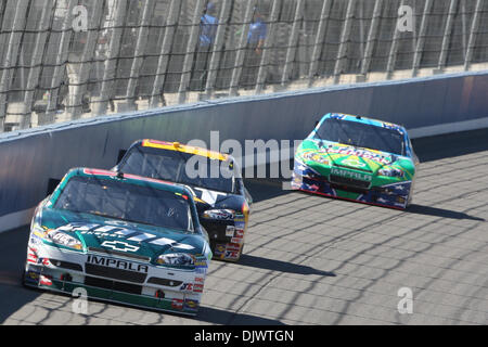 10. Oktober 2010 - Fontana, Kalifornien, Vereinigte Staaten von Amerika - Sprint-Cup-Serie Treiber Dale Earnhardt Jr. in den Amp Energy Saft / National Guard #88 Auto führt die Verfolgergruppe während Pepsi Max 400 auf der Auto Club Speedway. (Kredit-Bild: © Brandon Parry/Southcreek Global/ZUMApress.com) Stockfoto