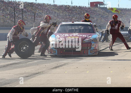 10. Oktober 2010 - Fontana, Kalifornien, Vereinigte Staaten von Amerika - Sprint-Cup-Serie Treiber Clint Bowyer in The Hartford / Cheerios #33 Auto Gruben für Reifen während Pepsi Max 400 auf der Auto Club Speedway. (Kredit-Bild: © Brandon Parry/Southcreek Global/ZUMApress.com) Stockfoto