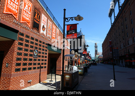 Oriole Park, Heimstadion des Baseballteams Baltimore Orioles, Bromo-Seltzer Arts Tower im Hintergrund, Camden Yards, Baltimore, Maryland, USA Stockfoto