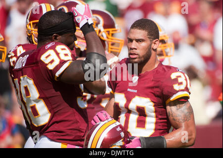 10. Oktober 2010 - Landover, Maryland, Vereinigte Staaten von Amerika - Washington Redskins Sicherheit LaRon Landry (30) Redskins Linebacker Brian Orakpo (98), Woche 5 FedEx Field NFL Spielaktion, Redskins besiegen Packers 16 - 13 in der Overtime. (Kredit-Bild: © Roland Pintilie/Southcreek Global/ZUMApress.com) Stockfoto