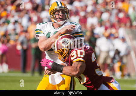 10. Oktober 2010 - Landover, Maryland, Vereinigte Staaten von Amerika - Green Bay Packers quarterback Aaron Rodgers (12) so, wie er von Washington Redskins Sicherheit LaRon Landry (30), Woche 5 FedEx Field NFL Spielaktion, Redskins Niederlage Packers 16 - 13 in der Overtime veröffentlicht in Angriff genommen. (Kredit-Bild: © Roland Pintilie/Southcreek Global/ZUMApress.com) Stockfoto