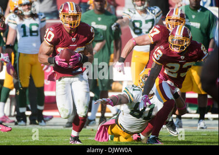 10. Oktober 2010 - Landover, Maryland, Vereinigte Staaten von Amerika - Washington Redskins Sicherheit LaRon Landry (30) pass abfangen für die Green Bay Packers-Tight-End Andrew Quarless (81), Woche 5 FedEx Field NFL Spielaktion, Redskins besiegen Packers 16 - 13 in der Overtime. (Kredit-Bild: © Roland Pintilie/Southcreek Global/ZUMApress.com) Stockfoto