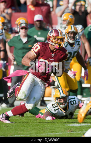 10. Oktober 2010 - Landover, Maryland, Vereinigte Staaten von Amerika - Washington Redskins Sicherheit LaRon Landry (30) pass abfangen für die Green Bay Packers-Tight-End Andrew Quarless (81), Woche 5 FedEx Field NFL Spielaktion, Redskins besiegen Packers 16 - 13 in der Overtime. (Kredit-Bild: © Roland Pintilie/Southcreek Global/ZUMApress.com) Stockfoto