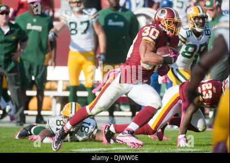 10. Oktober 2010 - Landover, Maryland, Vereinigte Staaten von Amerika - Washington Redskins Sicherheit LaRon Landry (30) pass abfangen für die Green Bay Packers-Tight-End Andrew Quarless (81), Woche 5 FedEx Field NFL Spielaktion, Redskins besiegen Packers 16 - 13 in der Overtime. (Kredit-Bild: © Roland Pintilie/Southcreek Global/ZUMApress.com) Stockfoto