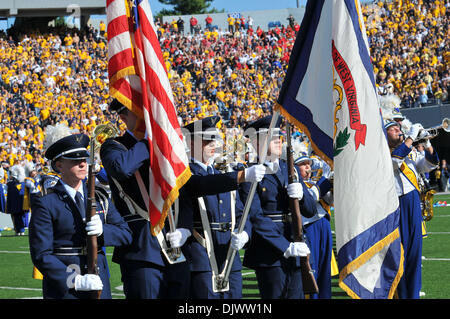 11. Oktober 2010 - Morgantown, West Virginia, Vereinigte Staaten von Amerika - West Virginia JROTC Mitglieder halten die Fahnen während des Abspielens der Nationalhymne vor dem Spiel gegen UNLV Samstag.  West Virginia besiegte UNLV mit einem Score von 49-10. (Kredit-Bild: © Brian befreit/Southcreek Global/ZUMApress.com) Stockfoto