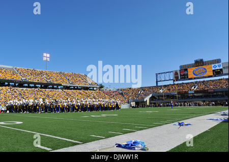 11. Oktober 2010 - Morgantown, West Virginia, Vereinigte Staaten von Amerika - The West Virginia Blaskapelle führt die Nationalhymne vor dem Spiel gegen UNLV Samstag.  West Virginia besiegte UNLV mit einem Score von 49-10. (Kredit-Bild: © Brian befreit/Southcreek Global/ZUMApress.com) Stockfoto