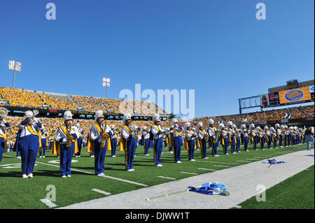 11. Oktober 2010 führt vor dem Spiel gegen UNLV Samstag - Morgantown, West Virginia, Vereinigte Staaten von Amerika - The West Virginia Blaskapelle.  West Virginia besiegte UNLV mit einem Score von 49-10. (Kredit-Bild: © Brian befreit/Southcreek Global/ZUMApress.com) Stockfoto