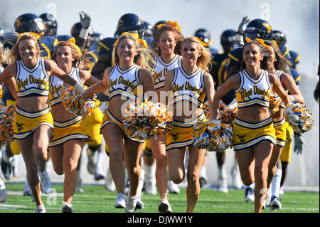 11. Oktober 2010 - Morgantown, West Virginia, Vereinigte Staaten von Amerika - Westvirginia Cheerleader führen die Fußball-Nationalmannschaft auf das Feld vor dem Spiel gegen UNLV Samstag.  West Virginia besiegte UNLV mit einem Score von 49-10. (Kredit-Bild: © Brian befreit/Southcreek Global/ZUMApress.com) Stockfoto