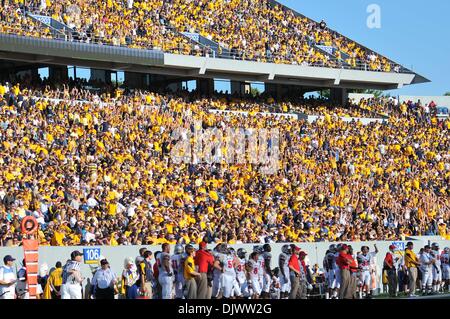 11. Oktober 2010 - Morgantown, West Virginia, Vereinigte Staaten von Amerika - The West Virginia Ventilatoren führen die '' Welle '' während des Spiels gegen UNLV Samstag.  West Virginia besiegte UNLV mit einem Score von 49-10. (Kredit-Bild: © Brian befreit/Southcreek Global/ZUMApress.com) Stockfoto