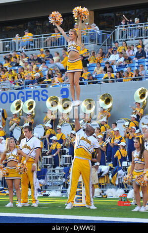 11. Oktober 2010 durchführen - Morgantown, West Virginia, Vereinigte Staaten von Amerika - Westvirginia Cheerleader während des Spiels gegen UNLV Samstag.  West Virginia besiegte UNLV mit einem Score von 49-10. (Kredit-Bild: © Brian befreit/Southcreek Global/ZUMApress.com) Stockfoto