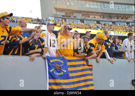 11. Oktober 2010 gespannt - Morgantown, West Virginia, Vereinigte Staaten von Amerika - Westvirginia Fans die Mannschaft nach dem Spiel gegen UNLV Samstag.  West Virginia besiegte UNLV mit einem Score von 49-10. (Kredit-Bild: © Brian befreit/Southcreek Global/ZUMApress.com) Stockfoto