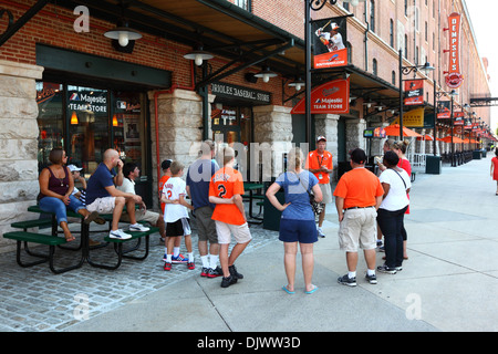 Fans, die eine geführte Tour der Oriole Park, Heimat der Baltimore Orioles Baseball Team, Camden Yards, Baltimore, Maryland, USA Stockfoto