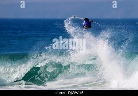 13. Oktober 2010 führt - Peniche, Portugal - PATRICK GUDUASKAS (San Clemente, Kalifornien, USA) (Bild) in die Luft während der 4. Runde des Rip Curl Pro Portugal heute. Guduaskas den dritten Platz und wird Surf wieder in Runde 5, wo er auf Jadson Andre (BRA) nimmt. Der Rip Curl Pro Portugals ist die 8. Veranstaltung auf der ASP World Tour. (Kredit-Bild: © Kirstin Scholtz/ASP-bedeckten Images/ZUMApress.co Stockfoto