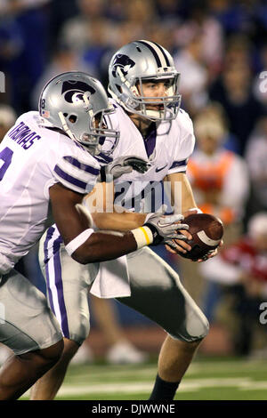 14. Oktober 2010 - Lawrence, California, Vereinigte Staaten von Amerika - Kansas State Wildcats quarterback Carson Coffman (14) Hände weg zu Runningback Daniel Thomas (8). Kansas State besiegt Kansas 59-7 im Spiel im Memorial Stadium. (Kredit-Bild: © Jakob Paulsen/Southcreek Global/ZUMApress.com) Stockfoto