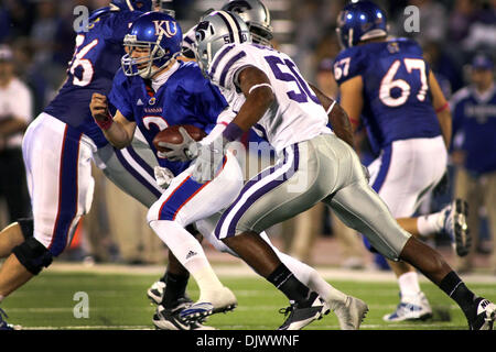 14. Oktober 2010 - Lawrence, California, Vereinigte Staaten von Amerika - Kansas Jayhawks quarterback Jordan Webb (2) klettert für Birdie vorbei Kansas State Wildcats Linebacker Tre Walker (50). Kansas State besiegt Kansas 59-7 im Spiel im Memorial Stadium. (Kredit-Bild: © Jakob Paulsen/Southcreek Global/ZUMApress.com) Stockfoto