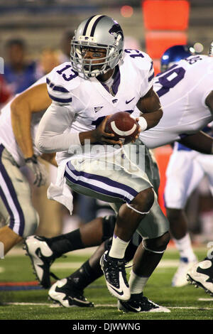 14. Oktober 2010 quarterback - Lawrence, California, Vereinigte Staaten von Amerika - Kansas State Wildcats Sammuel Lamur (13) sieht zur hand aus. Kansas State besiegt Kansas 59-7 im Spiel im Memorial Stadium. (Kredit-Bild: © Jakob Paulsen/Southcreek Global/ZUMApress.com) Stockfoto