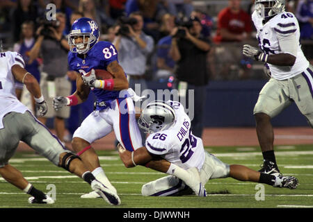 14. Oktober 2010 - Lawrence, California, Vereinigte Staaten von Amerika - Kansas State Wildcats Linebacker Jarell Childs (26) befasst sich mit Kansas Jayhawks Wide Receiver Johnathan Wilson (81). Kansas State besiegt Kansas 59-7 im Spiel im Memorial Stadium. (Kredit-Bild: © Jakob Paulsen/Southcreek Global/ZUMApress.com) Stockfoto