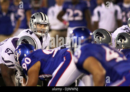 14. Oktober 2010 quarterback - Lawrence, California, Vereinigte Staaten von Amerika - Kansas State Wildcats Carson Coffman (14) vor dem Snap. Kansas State besiegt Kansas 59-7 im Spiel im Memorial Stadium. (Kredit-Bild: © Jakob Paulsen/Southcreek Global/ZUMApress.com) Stockfoto