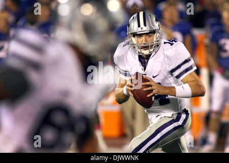 14. Oktober 2010 quarterback - Lawrence, California, Vereinigte Staaten von Amerika - Kansas State Wildcats Carson Coffman (14) sieht übergeben. Kansas State besiegt Kansas 59-7 im Spiel im Memorial Stadium. (Kredit-Bild: © Jakob Paulsen/Southcreek Global/ZUMApress.com) Stockfoto