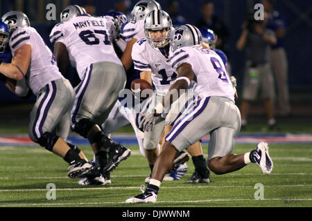 14. Oktober 2010 - Lawrence, California, Vereinigte Staaten von Amerika - Kansas State Wildcats quarterback Carson Coffman (14) Hände weg zu Runningback Daniel Thomas (8). Kansas State besiegt Kansas 59-7 im Spiel im Memorial Stadium. (Kredit-Bild: © Jakob Paulsen/Southcreek Global/ZUMApress.com) Stockfoto