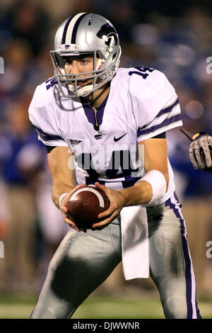 14. Oktober 2010 quarterback - Lawrence, California, Vereinigte Staaten von Amerika - Kansas State Wildcats Carson Coffman (14) sieht zur hand aus. Kansas State besiegt Kansas 59-7 im Spiel im Memorial Stadium. (Kredit-Bild: © Jakob Paulsen/Southcreek Global/ZUMApress.com) Stockfoto