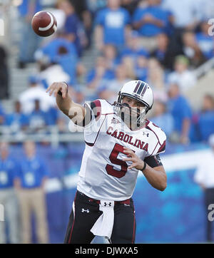 16. Oktober 2010 - Lexington, Kentucky, USA - South Carolina Gamecock Quarterback Stephen Garcia, warf downfield im ersten Quartal wie Kentucky #10 South Carolina auf Samstag, 16. Oktober 2010 in Lexington, Kentucky Foto von Mark Cornelison gespielt | Personal. (Kredit-Bild: © Lexington Herald-Leader/ZUMApress.com) Stockfoto