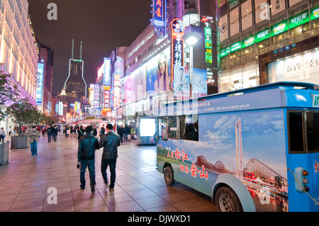 Touristischen kleine Tram an Nanjing Road Fußgängerzone - wichtigste Einkaufsstraße in Shanghai, China Stockfoto